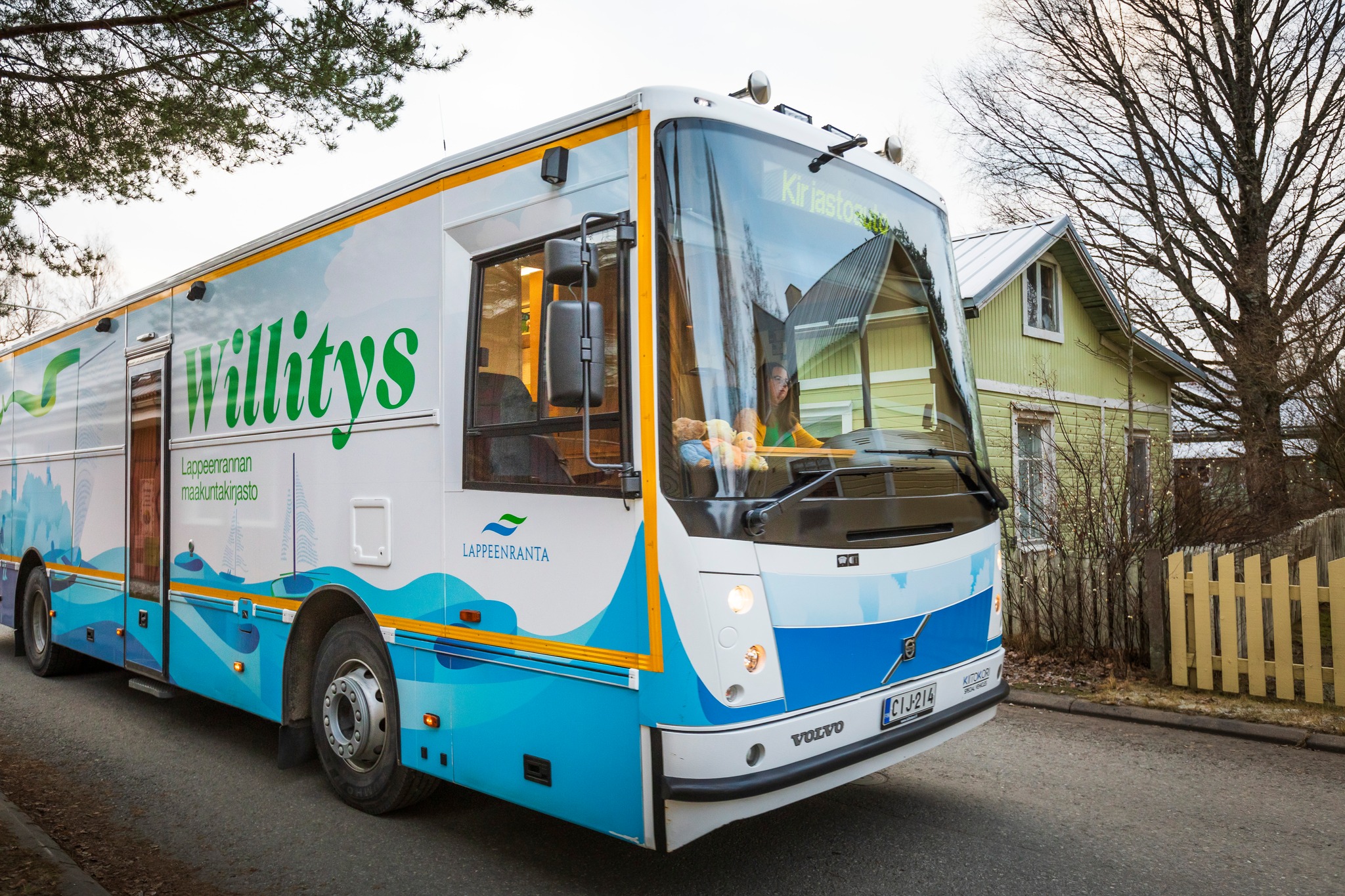 Lappeenrannan kirjastoauto Willitys liikenteessä omakotitaloalueella.